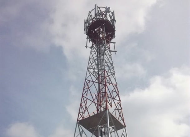 मोबाइलको टावर टिप्न रुख चढ्नुपर्ने बाध्यता