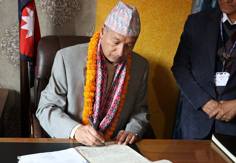 के भने सञ्चार तथा सूचना प्रविधि मन्त्रीको पदभार सम्हालेपछि अर्थमन्त्री खतिवडाले