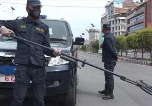 लकडाउन उल्लंघन गर्नेलाई यस्तो डिभाइसको प्रयोग गरी नियन्त्रणमा लिँदै प्रहरी