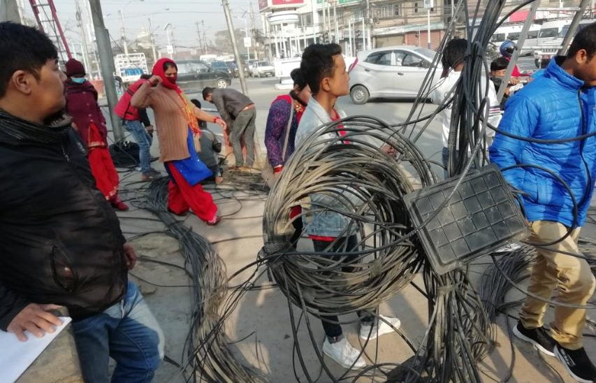 थापाथली चोकमा तारमा आगलागी हुँदा इन्टरनेट तथा केबुल टिभी सेवा अबरुद्ध, धमाधम बनाउँदै