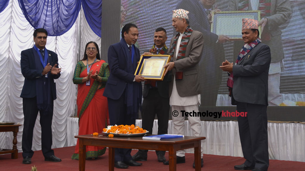 निर्देशक अम्बर स्थापित दूरसञ्चार प्राधिकरणको उत्कृष्ट कर्मचारी