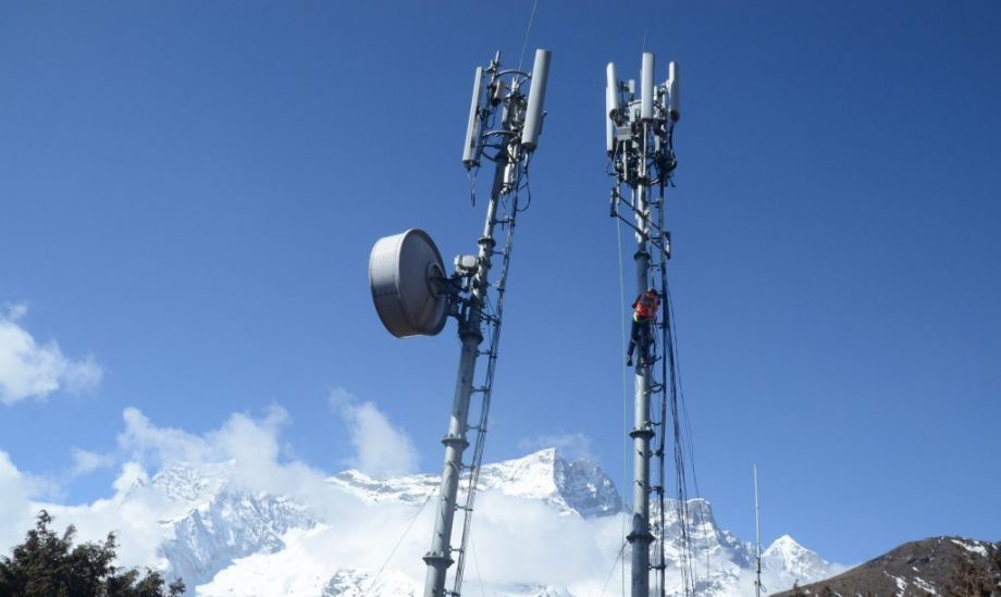 फोन गर्न डाँडामा जानुपर्ने बाध्यता, नेपाल टेलिकमको मोबाइल नेटवर्कले काम नगर्ने