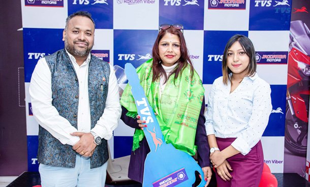 राकुटेन भाइवर र जगदम्बा मोटर्सद्वारा “चान्स टु वीन थ्रू अ क्लिक” अभियान विजेतालाई स्कुटर हस्तान्तरण