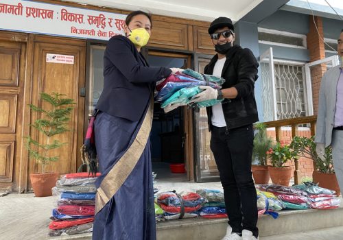 एलओडीको तर्फबाट सरकारलाई पीपीई र सर्वसाधारणलाई खाद्यान्न सहयोग