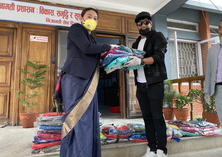 एलओडीको तर्फबाट सरकारलाई पीपीई र सर्वसाधारणलाई खाद्यान्न सहयोग