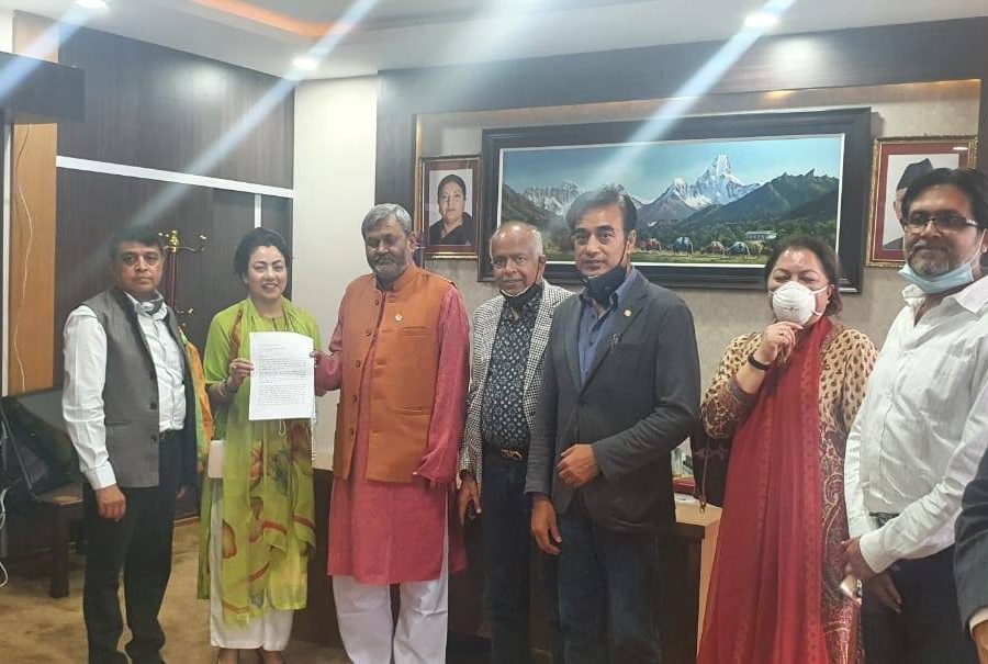 उद्योगी व्यवसायीले सरकारलाई बुझाए प्रतिवेदन