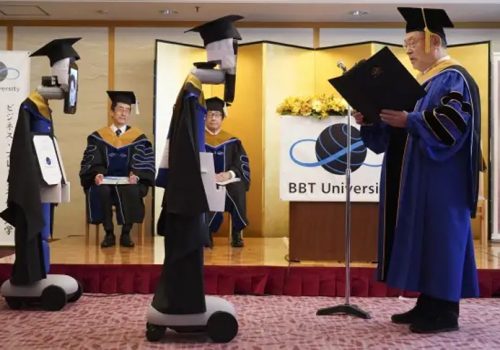 जब भर्चुअल दिक्षान्त समारोहमा रिमोट कन्ट्रोलयुक्त रोबोटहरुले लिए प्रमाणपत्र…