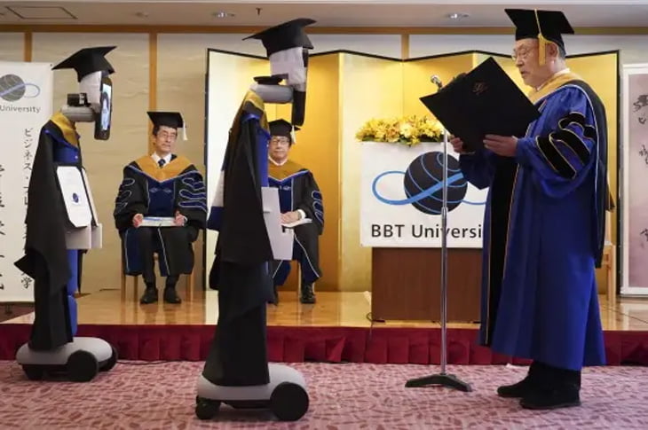 जब भर्चुअल दिक्षान्त समारोहमा रिमोट कन्ट्रोलयुक्त रोबोटहरुले लिए प्रमाणपत्र…