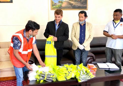 युवा व्यवसायीहरुद्धारा सञ्चारकर्मीहरुका लागि प्रेस ज्याकेट, पञ्जा र मास्क हस्तान्तरण