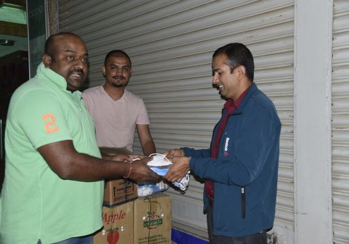 ताम्राकार मोबाइल हाउस र भर्जिन मोबाइल ग्यालरीले पत्रकारलाई मास्क र स्यानिटाईजर दिँदै