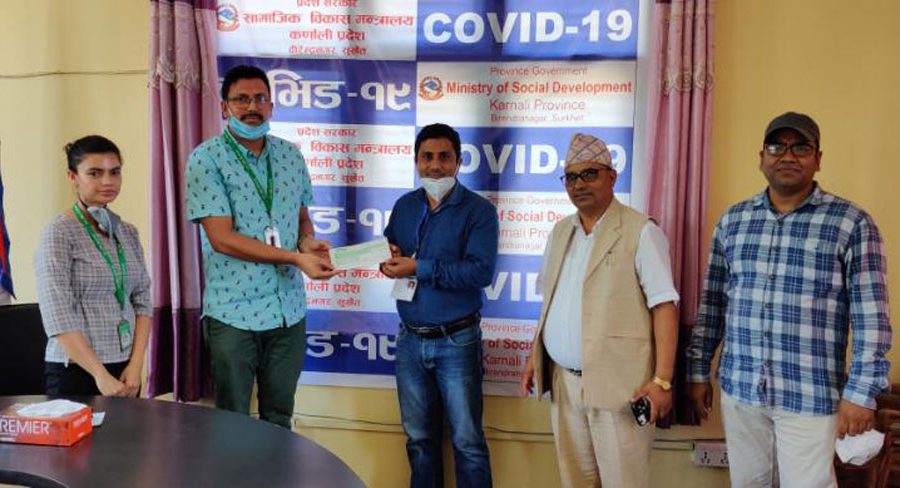 नबिल बैंकद्वारा कर्णाली प्रदेश सरकारलाई पि सि आर मेसिनका लागि वित्तीय सहयोग