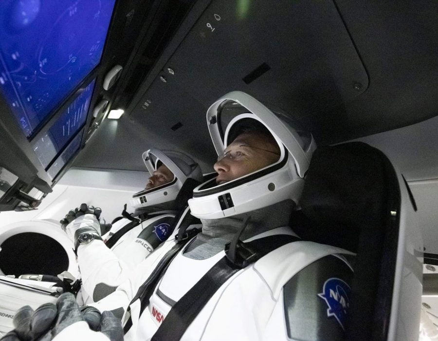 स्पेसएक्सको पहिलो मानवसहितको रकेट प्रक्षेपण सफल, दुई यात्रीसहित अन्तरिक्ष उडानमा