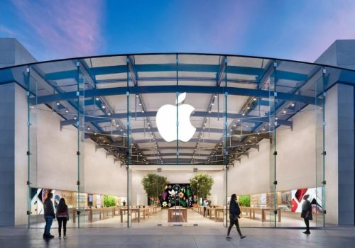 कोभिड-१९ महामारीमा बन्द भएका आफना अमेरिकी स्टोरहरु एप्पलले धमाधम खोल्दै