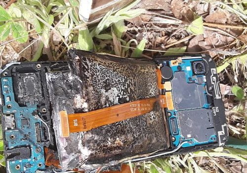 सामसङको ग्यालेक्सी ए२०ई स्मार्टफोन प्रयोगकर्ताको हातमा नै पड्कियो, कम्पनीले अनुसन्धान गर्दै