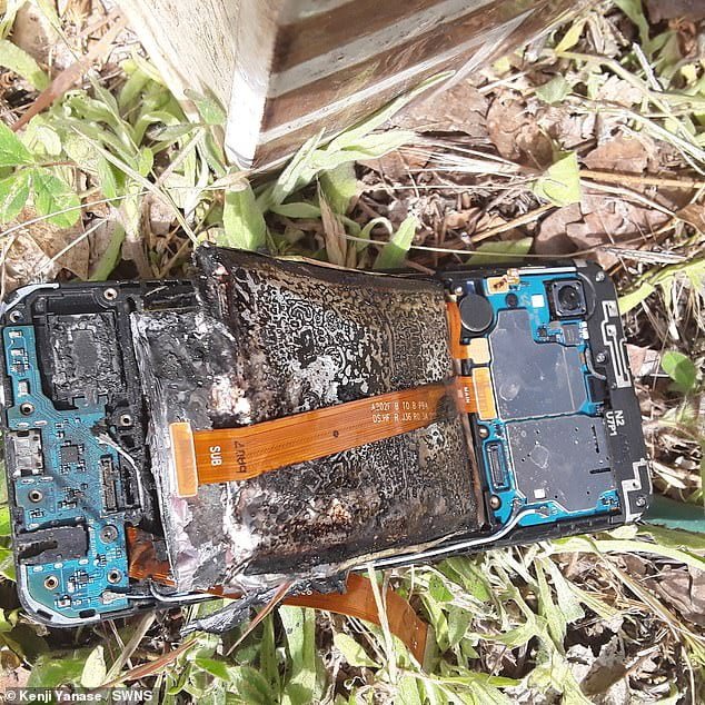 सामसङको ग्यालेक्सी ए२०ई स्मार्टफोन प्रयोगकर्ताको हातमा नै पड्कियो, कम्पनीले अनुसन्धान गर्दै