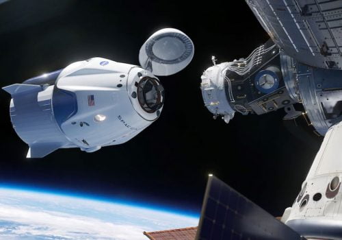 स्पेसएक्सको क्रु ड्रागन स्पेसक्राफ्टमार्फत अन्तरिक्ष यात्रीहरु अन्तराष्ट्रिय स्पेस स्टेशनमा प्रवेश