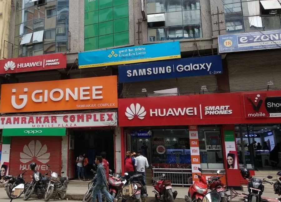 अबैध फोनको कारोबार गरेको भन्दै ताम्राकार कम्प्लेक्समा छापामारी, इम्पोर्टर्स संघले गराएको व्यवसायीको आरोप