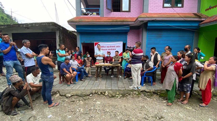 डिशहोमद्वारा सिन्धुपाल्चोकका पहिरो प्रभावितलाई राहत वितरण