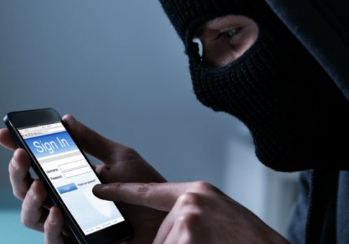 तपाइँको स्मार्टफोनबाट कसैले तपाइँको जासुसी गरिरहेको छ? सुरक्षित रहन यी स्टेपहरु पालना गर्नुस्