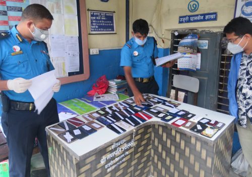 हराएका र चोरी भएका मोबाइल प्रहरीले भेटेर सम्बन्धित व्यक्तिलाई बुझायो