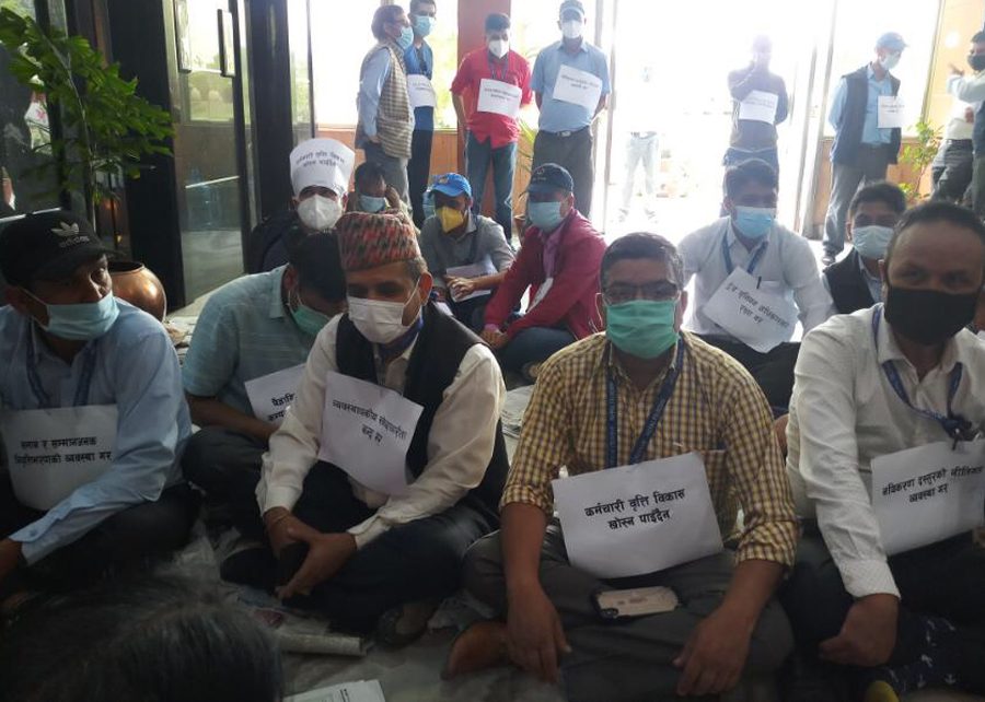नेपाल टेलिकमको केन्द्रिय कार्यालयमा धर्ना बसेका कर्मचारीहरुको यस्ता छन मागहरु