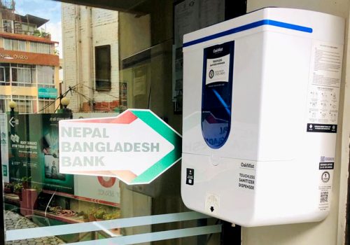 मोबाइल एपबाटै नियन्त्रण गर्न सकिने ओकमिस्ट टचलेस स्यानिटाइजर डिस्पेन्सर बजारमा