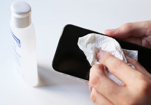 सेनिटाइजरले फोन सफा गर्नुहुन्छ भने सावधान हुनुस्, फोनमा सर्ट सर्किट हुनसक्छ