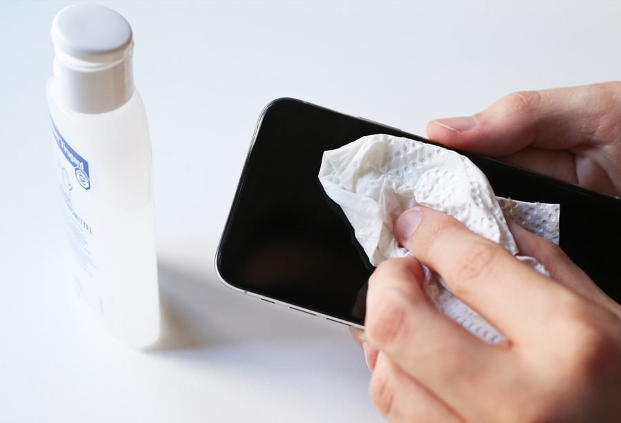 सेनिटाइजरले फोन सफा गर्नुहुन्छ भने सावधान हुनुस्, फोनमा सर्ट सर्किट हुनसक्छ