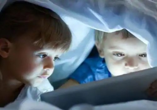 यदि तपाईं पनि ओछ्यानमा सुत्नु अघि स्मार्टफोन प्रयोग गर्नुहुन्छ भने सावधान हुनुहोस् !