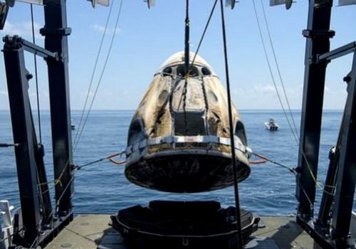 नासाका दुई अन्तरिक्ष यात्री स्पेसएक्स ड्र्यागन क्याप्सुलबाट पृथ्वीमा अवतरण