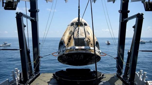 नासाका दुई अन्तरिक्ष यात्री स्पेसएक्स ड्र्यागन क्याप्सुलबाट पृथ्वीमा अवतरण