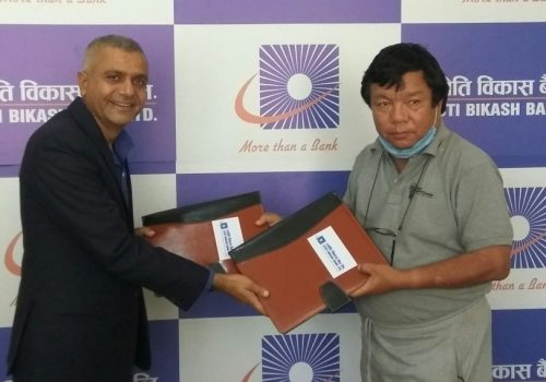 राष्ट्रिय आविष्कार केन्द्रलाई बेबी वार्मर बनाउन ज्योति विकास बैंकको ८ लाख रुपैयाँ सहयोग