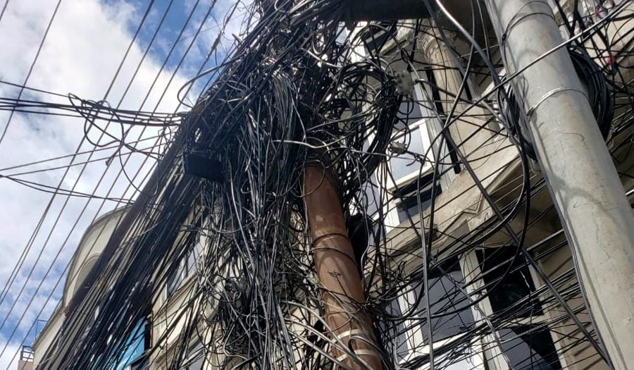 बिजुलीको खम्बामा इन्टरनेटको तार जोड्न गएका एभरेस्ट नेटवर्कका कर्मचारीको करेन्ट लागेर मृत्यु