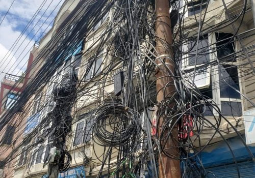 अव्यवस्थित टेलिफोन र इन्टरनेटको तारले जोखिम बढाउँदै