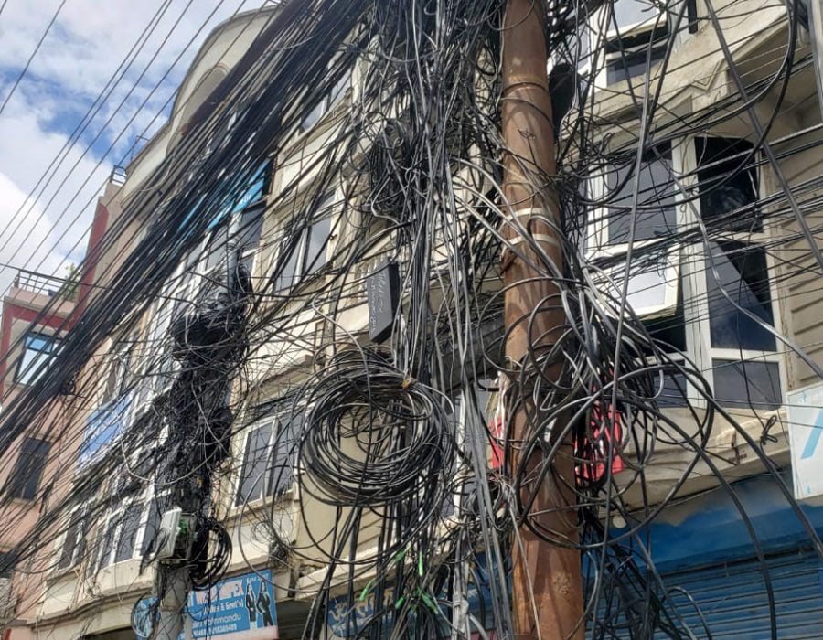 अव्यस्थित तार हटाउन कामनपाको १५ दिने म्याद