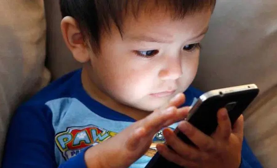 दैनिक ४ घण्टाभन्दा बढी स्मार्टफोन प्रयोग गर्ने नाबालिगको मानसिक स्वास्थ्यमा असर पर्नेः अध्ययन