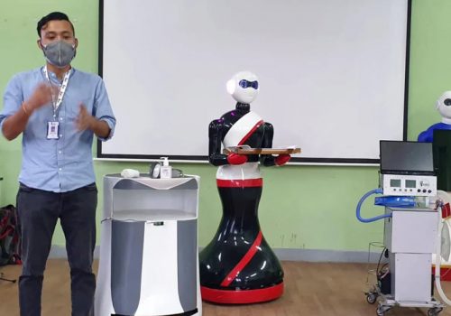 कोरोना सङ्क्रमितको उपचारमा नेपाली युवाले बनाएको ३ वटा नर्सिङ रोबोट परिचालन