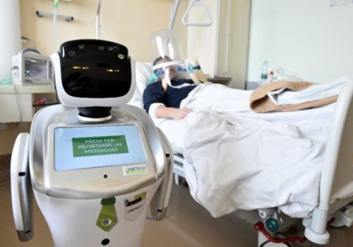 इलामका युवाले बनाए कोरोना अस्पतालमा प्रयोग गर्ने रोबोट, बिरामीलाई औषधि दिन सहयोग गर्ने