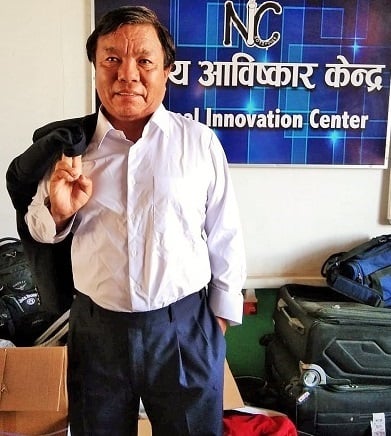 राष्ट्रिय आविष्कार केन्द्रका संस्थापक महावीर पुनले ४५ वर्षपछि दशैंमा लगाए नयाँ सुट