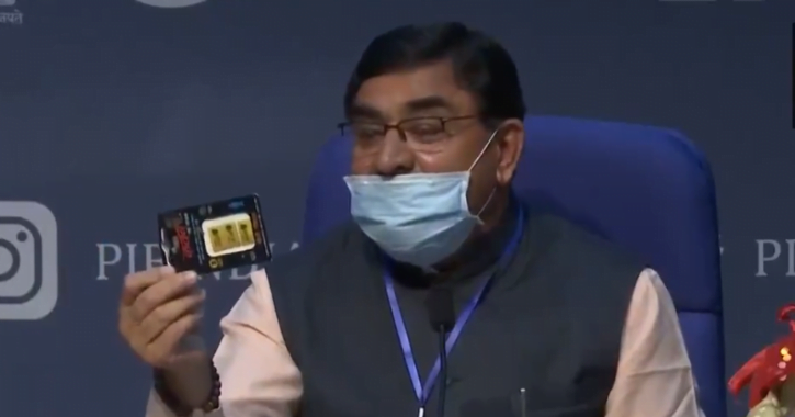 गाईको गोबरबाट बनाएको एन्टि रेडिएसन चिप आयो, मोबाइलको बिकिरण घटाउने दाबी