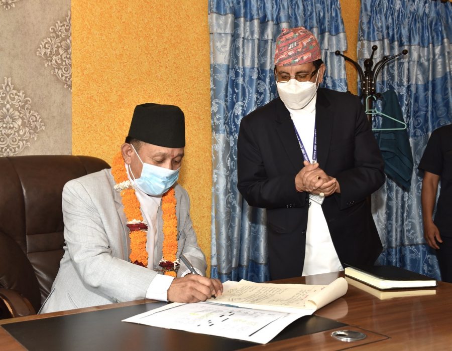 सञ्चार तथा सूचना प्रविधि मन्त्री गुरुङले गरे पदबहाली