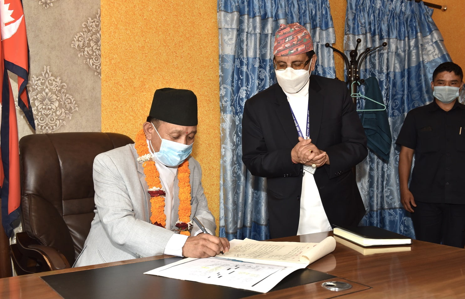 सञ्चार तथा सूचना प्रविधि मन्त्री गुरुङले गरे पदबहाली