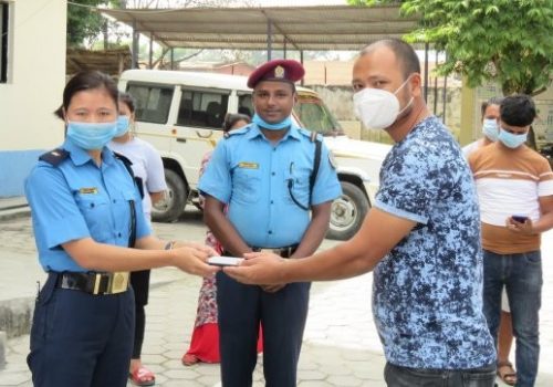 मकवानपुर प्रहरीले भेटिएका मोबाइल फोनहरु सम्बन्धित धनीलाई बुझायो