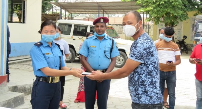 मकवानपुर प्रहरीले भेटिएका मोबाइल फोनहरु सम्बन्धित धनीलाई बुझायो