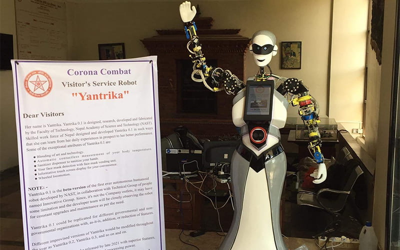नास्टले बनायो मास्क नलगाएको व्यक्तिलाई मास्क र सेनिटाइजर दिने रोबोट ‘यान्त्रिका’