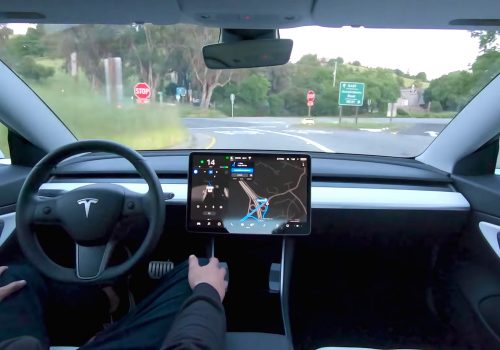 अब कारमा ड्राइभर नै आवाश्यक नपर्ने, टेस्लाको फूल सेल्फ ड्राइभिङ्ग सफ्टवेयर जारी