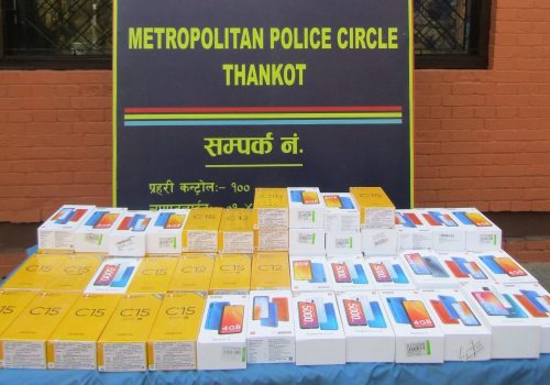 थानकोट प्रहरीद्वारा नागढुंगाबाट ५६ थान मोबाइल बरामद