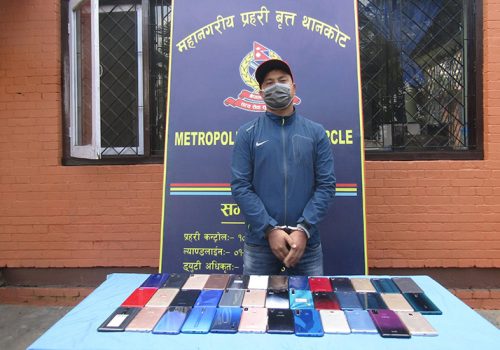 ३८ थान मोबाइल सहित एकजना पक्राउ