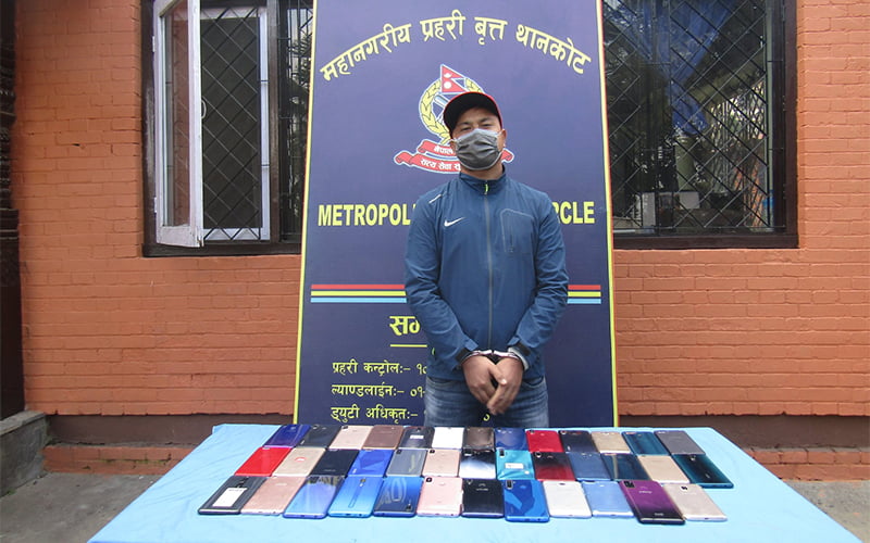 ३८ थान मोबाइल सहित एकजना पक्राउ