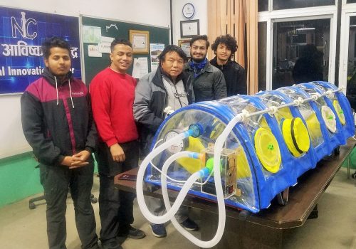 आविष्कार केन्द्रले तयार पार्यो हेलिकप्टरमा कोभिडका बिरामीहरु ओसार्ने आइसोलेसन च्याम्बर